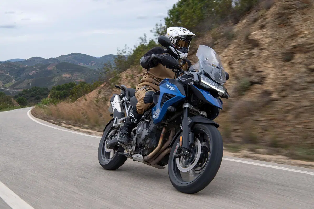 Triumph Tiger 1200 2022 GT e Rally Explorer: TEST su strada. Sono il nuovo punto di riferimento? (5)