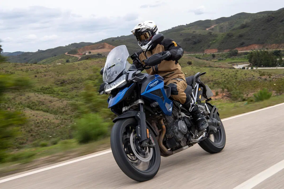 Triumph Tiger 1200 2022 GT e Rally Explorer: TEST su strada. Sono il nuovo punto di riferimento? (6)
