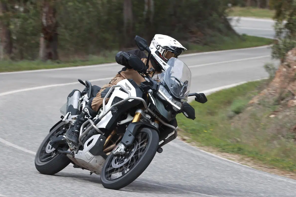 Triumph Tiger 1200 2022 GT e Rally Explorer: TEST su strada. Sono il nuovo punto di riferimento?