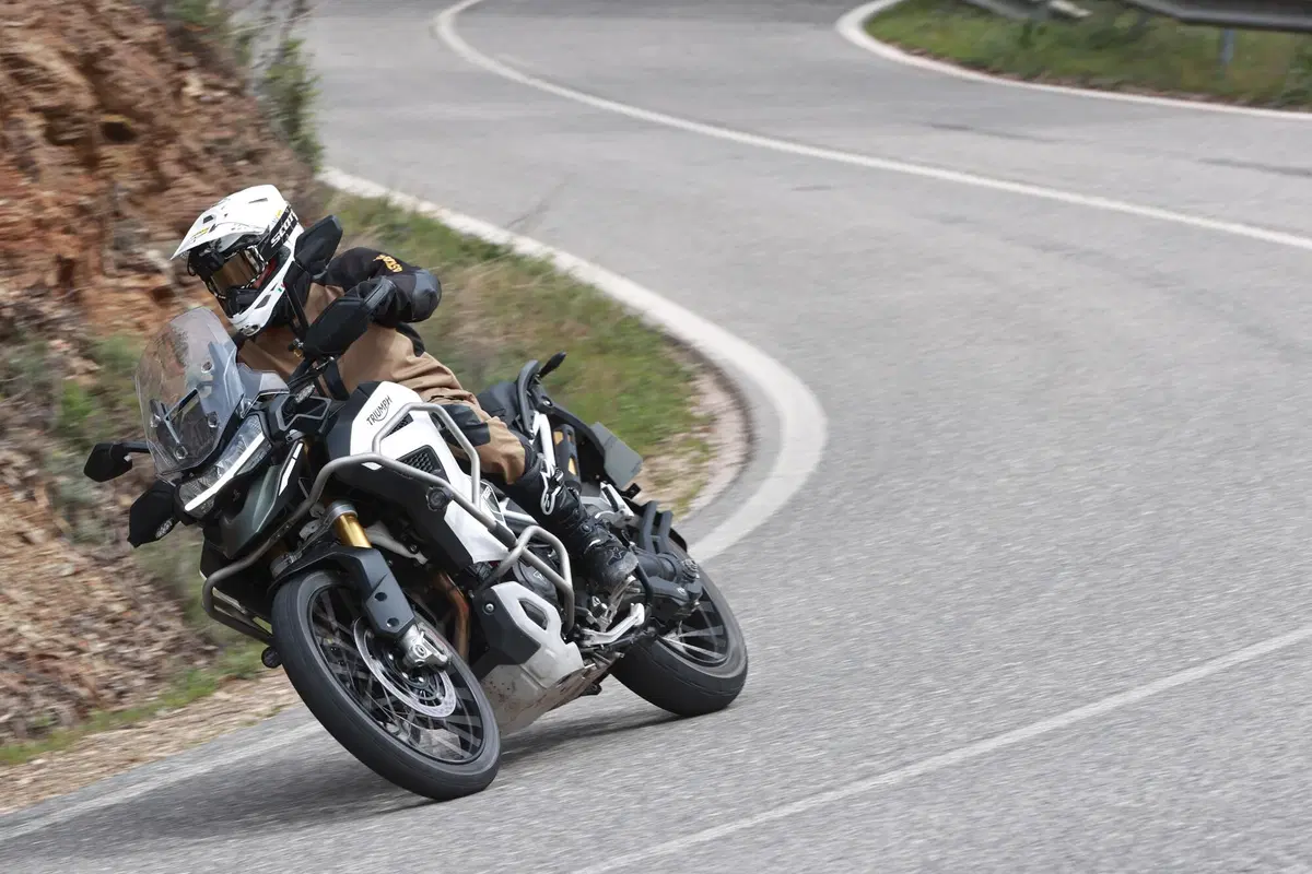 Triumph Tiger 1200 2022 GT e Rally Explorer: TEST su strada. Sono il nuovo punto di riferimento? (3)