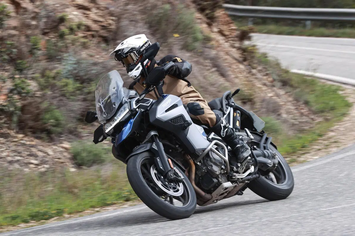 Triumph Tiger 1200 2022 GT e Rally Explorer: TEST su strada. Sono il nuovo punto di riferimento? (7)