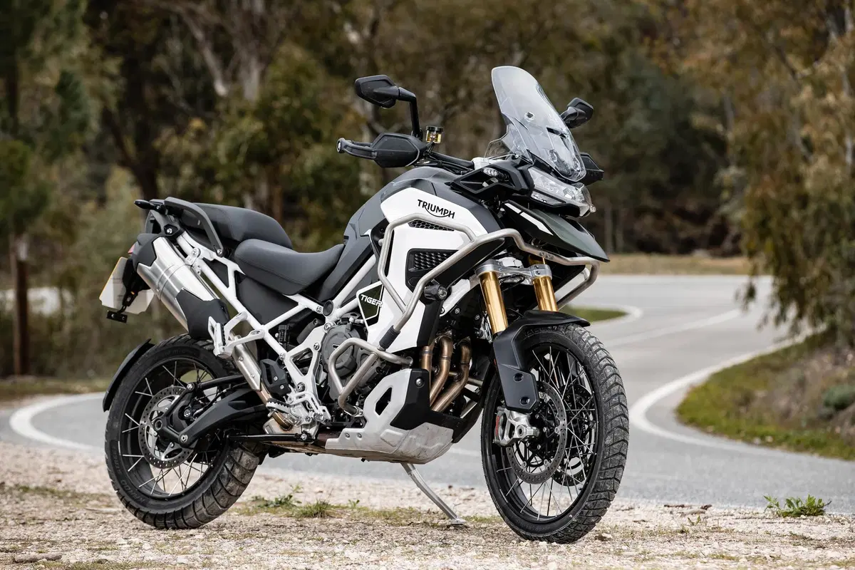Triumph Tiger 1200 2022 GT e Rally Explorer: TEST su strada. Sono il nuovo punto di riferimento? (9)