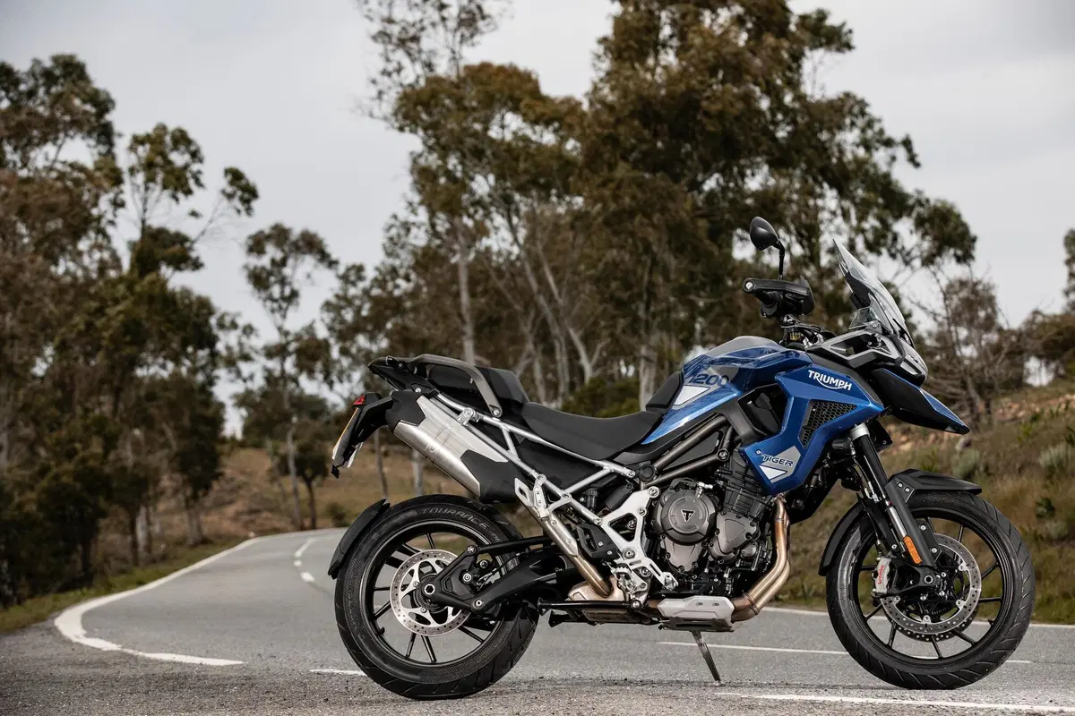Triumph Tiger 1200 2022 GT e Rally Explorer: TEST su strada. Sono il nuovo punto di riferimento? (11)