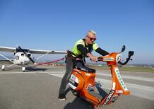 Schachermayr piazza un altro record: aereo trainato impennando con la Vespa [VIDEO]