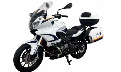 Una nuova Benelli 400, ma a due cilindri