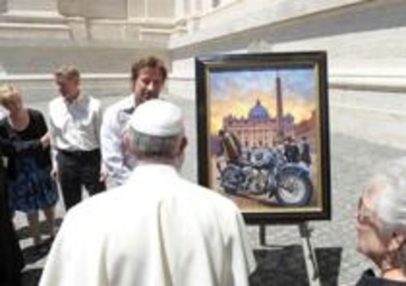 Papa Francesco guarda il quadro &amp;quot;Incontro casuale&amp;quot;