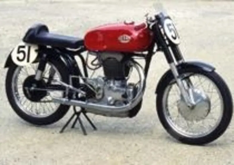 Il Piuma &amp;egrave; stato l'ultimo modello da competizione della mitica Saturno. Il motore con distribuzione ad aste e bilancieri era una autentica scultura
