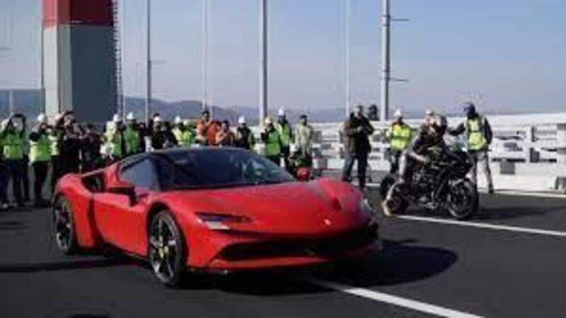 Kawasaki H2R sfida Ferrari SF90: Sofuoglu al manubrio e Razgatlioglu al volante [VIDEO]