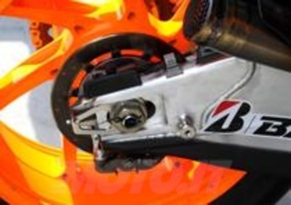 Il nuovo sensore sulla ruota posteriore della Honda al GP della Malesia, al posto del precedente che era pi&amp;ugrave; scoperto.
