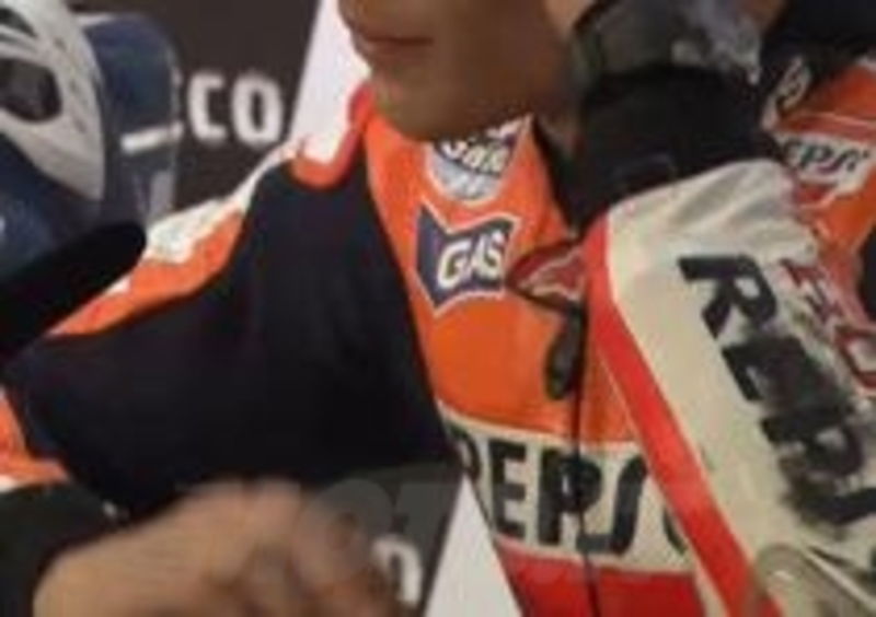 I segni del pneumatico posteriore della moto di Pedrosa sul braccio destro di Marquez