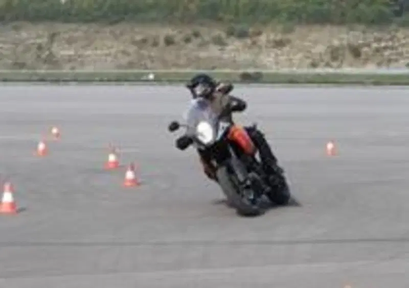 Dopo un leggero accenno di chiusura, l'unico effetto percettibile frenando in curva &amp;egrave; un po' di raddrizzamento
