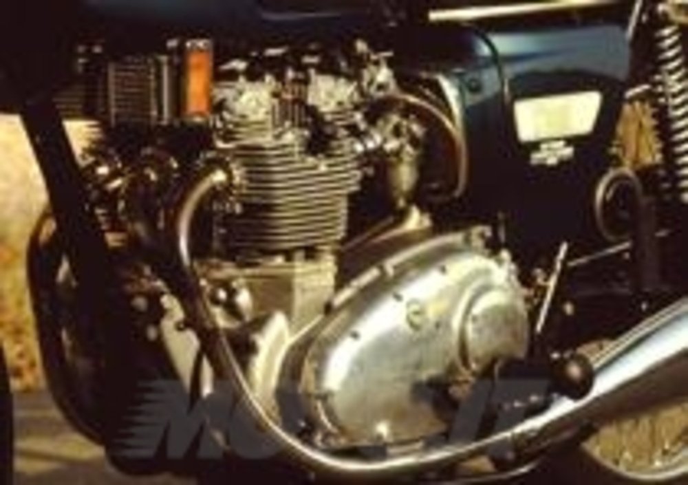 La Triumph Trident 750 &amp;egrave; stata una delle moto di prestazioni pi&amp;ugrave; elevate della sua epoca. Il motore a tre cilindri in linea aveva la distribuzione ad aste e bilancieri.

