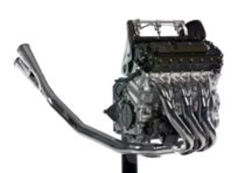 L'Aprilia Cube da MotoGP avrebbe senz'altro meritato una miglior fortuna. Il suo tricilindrico era in pratica una &amp;quot;fetta&amp;quot; &amp;nbsp;di un V10 di Formula Uno, con tanto di molle pneumatiche.

