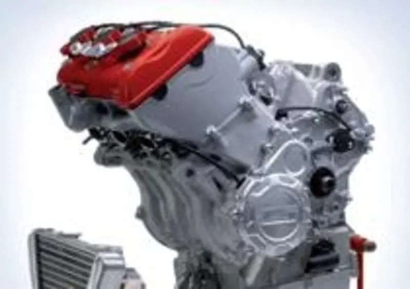 Il modernissimo tricilindrico MV Agusta montato sulla Brutale e sulla F3 &amp;egrave; compatto e potente. L'albero ausiliario serve per trasmettere il moto alla frizione, abbattere le vibrazioni e comandare la distribuzione.
