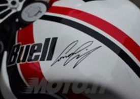 L'autografo di Cummings sul serbatoio della Buell XBR