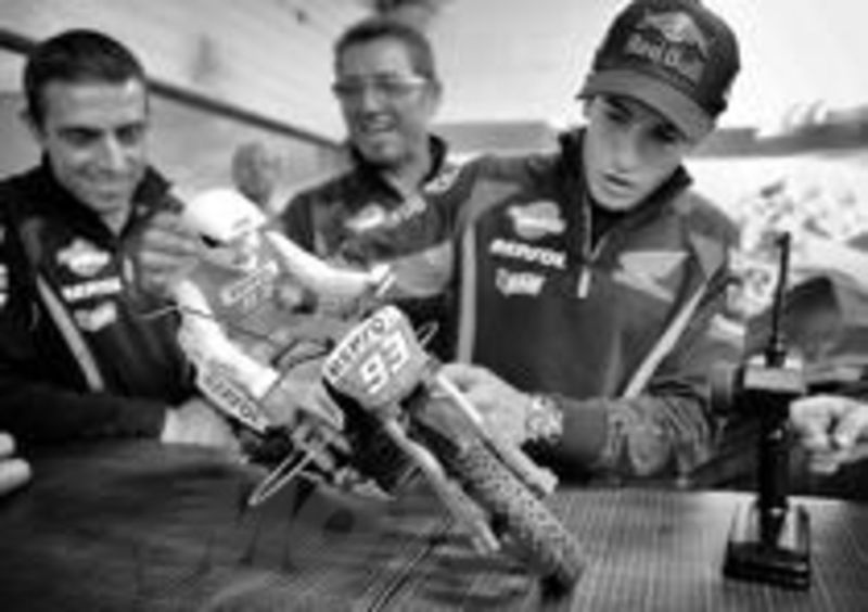 Marquez alle prese con la Moto radiocomandata
