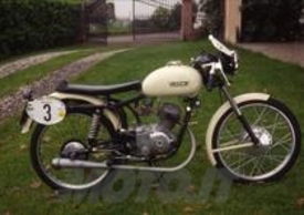 La Laverda 75 è stata grande protagonista delle gare stradali negli anni Cinquanta. Questa è la versione Milano-Taranto del 1956
