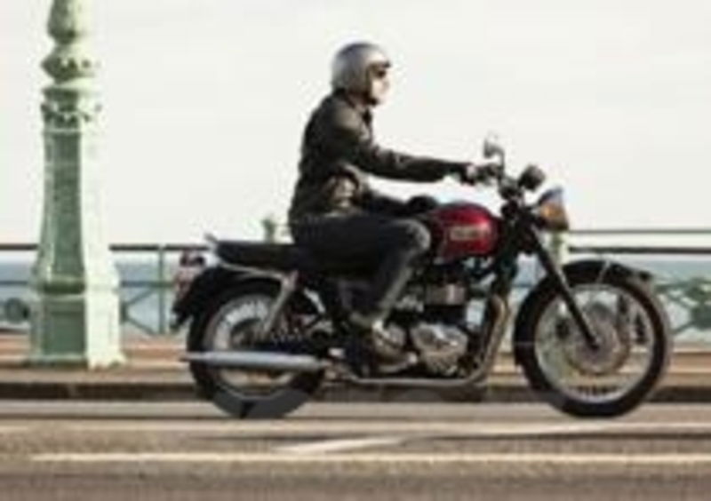 Triumph Bonneville T100 nera e rossa
