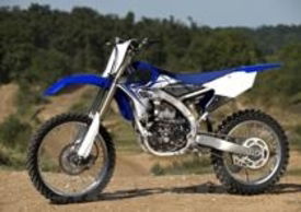 Yamaha YZ-F 250 2014 per la prossima stagione è stata interamente riprogettata. Ha ora il motore (a iniezione, prima era a carburatore) girato di 180°, 4 valvole al posto di 5, lubrificazione a carter umido e telaio e plastiche inediti (e uguali alla 450)
