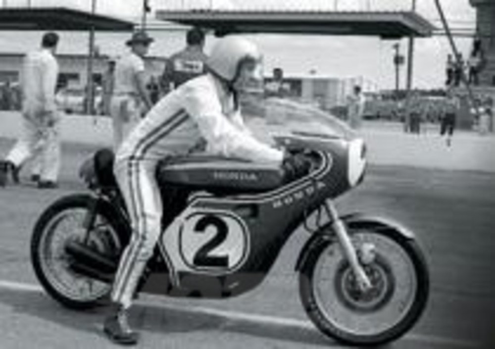 Dick Mann e la sua CR750 a Daytona
