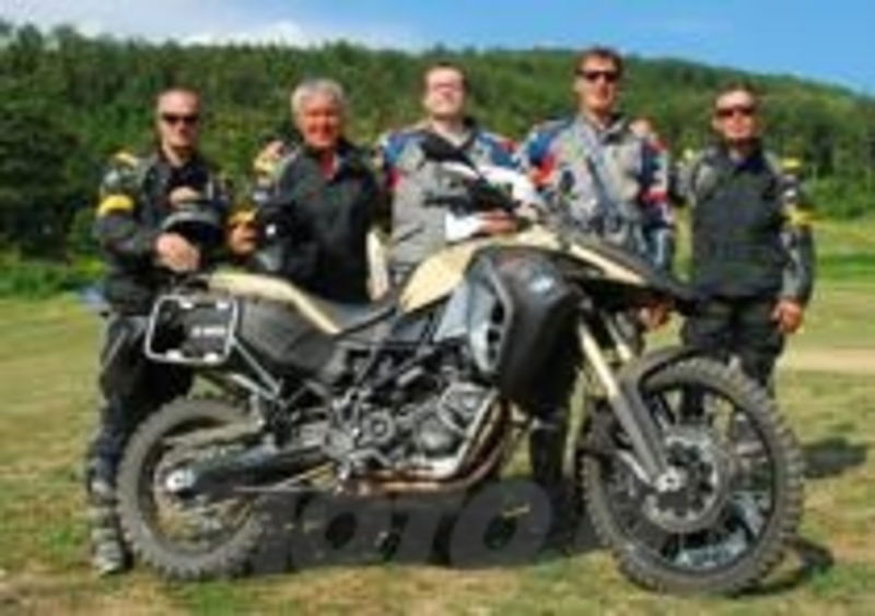 Il nostro tester con gli istruttori della BMW GS Academy
