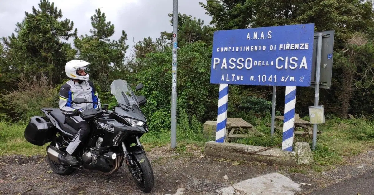 CISA: incidente tra moto e auto provoca un vasto incendio sull'Appennino