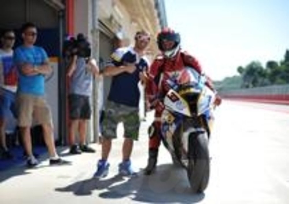 Il nostro tester con Marco Melandri e la Superbike ufficiale
