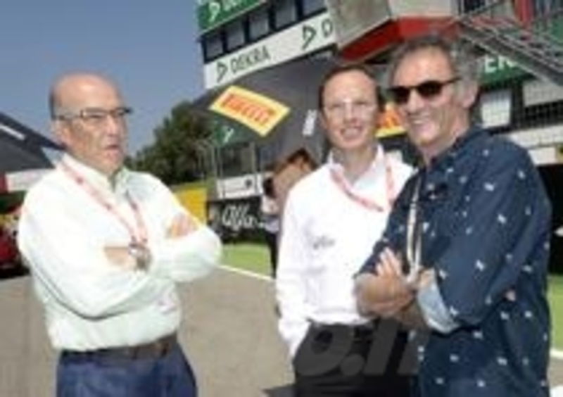 Carmelo Ezpeleta e Xavier Alonso, sostenitori del nuovo regolamento Evo, con Franco Uncini a Imola
