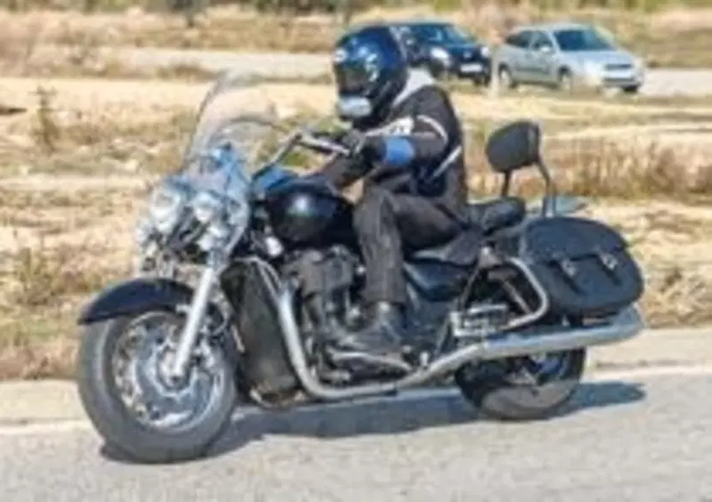 La Triumph 1600 che far&amp;agrave; concorrenza diretta all'H-D Road King
