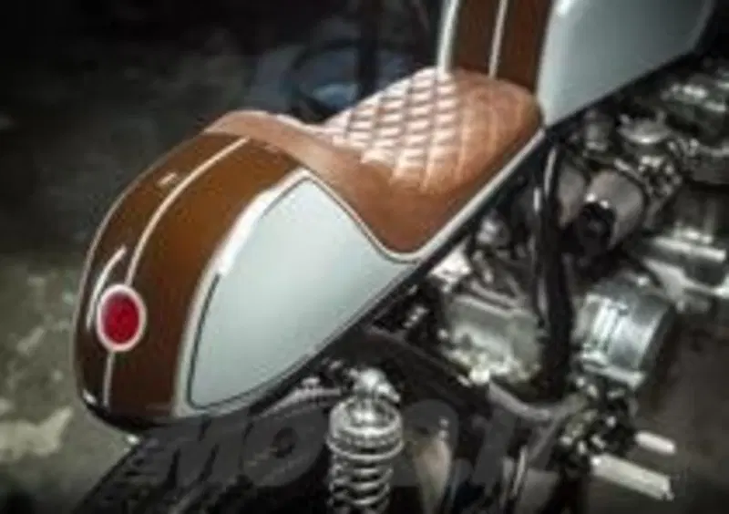 L'elegante colorazione retr&amp;ograve; della Honda CB750 Dozer Garage
