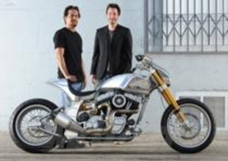 Keanu Reeves e Gard Hollinger assieme alla KRGT-1
