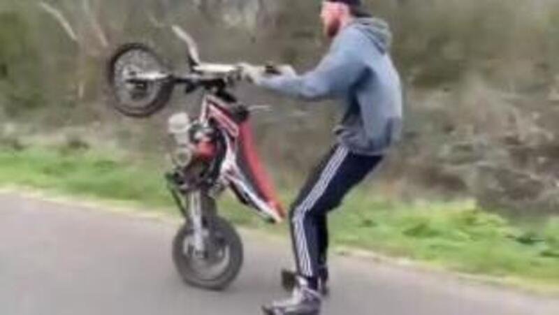 Pattini e pit-bike in monoruota: il filmato impazza in rete [VIDEO VIRALE]