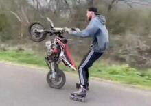 Pattini e pit-bike in monoruota: il filmato impazza in rete [VIDEO VIRALE]