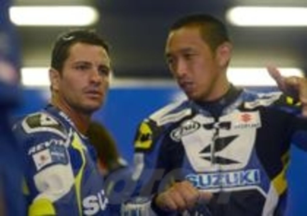 De Puniet ed Aoki si scambiano impressioni sulla Suzuki MotoGP
