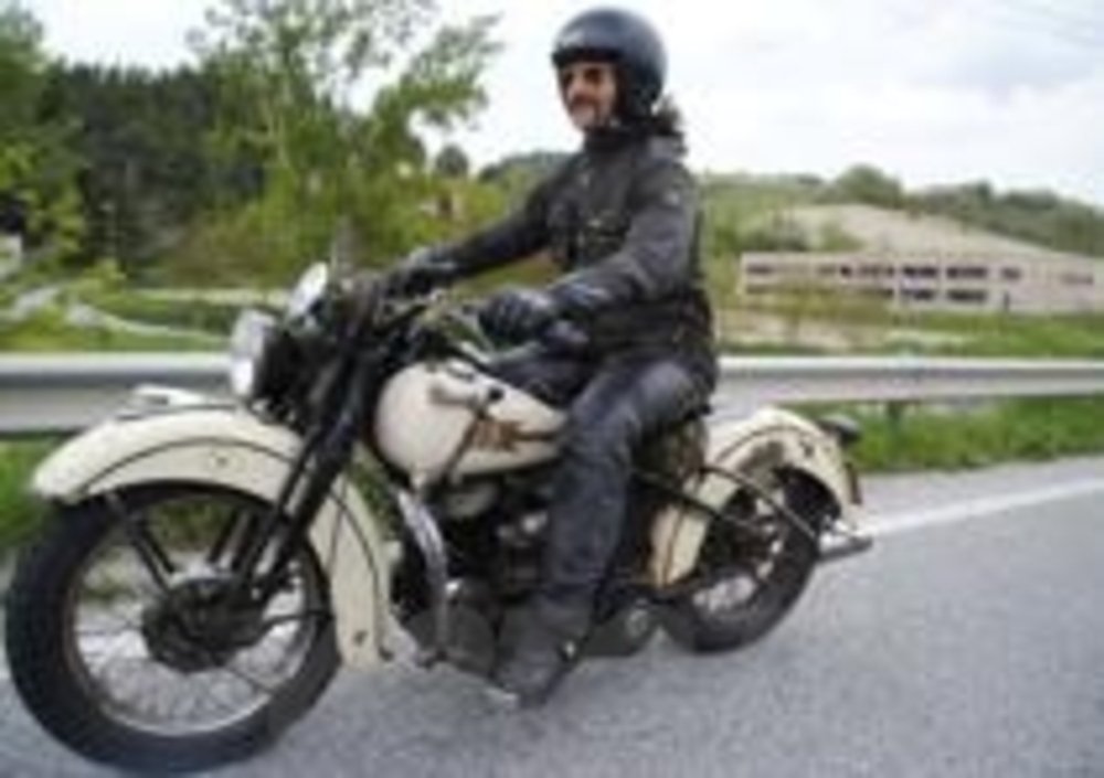 Davide guida con il giusto orgoglio la sua Harley del &#039;45. Con lei ha percorso 700 km in perfetta solitudine
