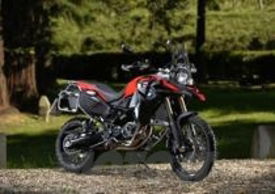 La F 800 GS Adventure va a riprendere le dimensioni e fisionomie delle enduro degli anni 80