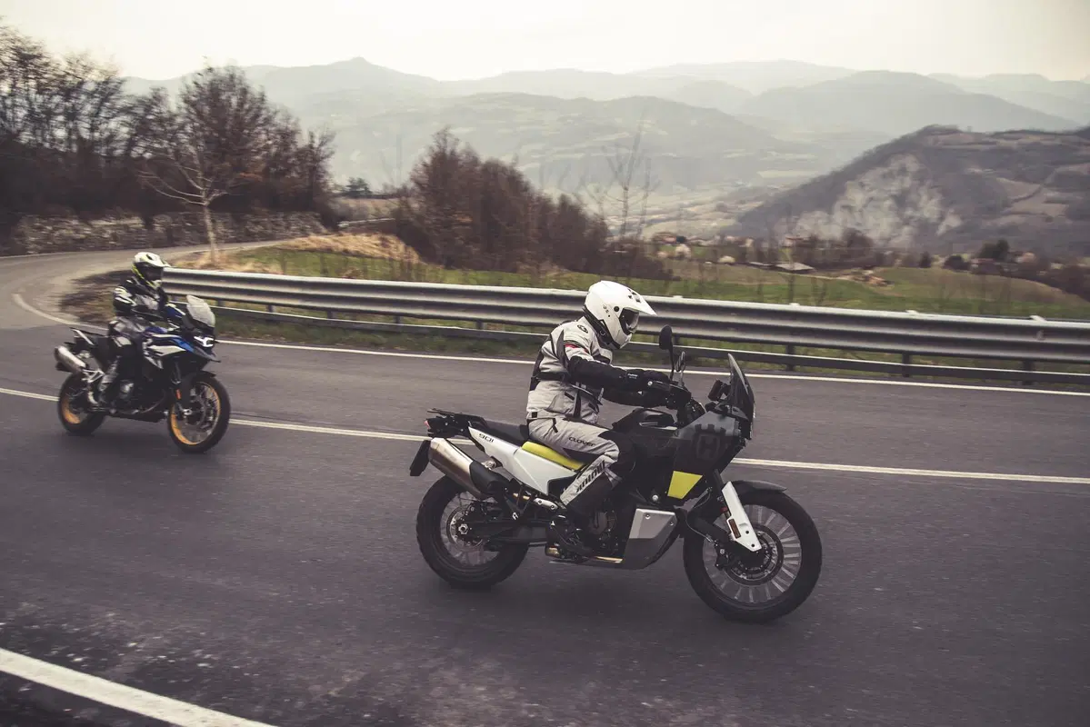 Comparativa 900 2022: Pro & Contro di BMW F850GS, Husqvarna Norden, KTM 890 ADV e Triumph Tiger 900 (3)