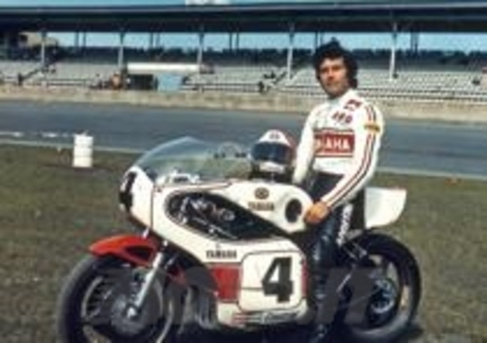 Giacomo Agostini in sella alla Yamaha TZ700 con cui vinse a Daytona nel 1975
