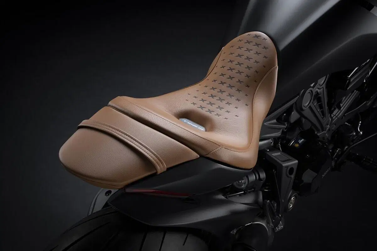 Ducati XDiavel Nera 2022. L'unveiling da Poltrona Frau a Milano (11)