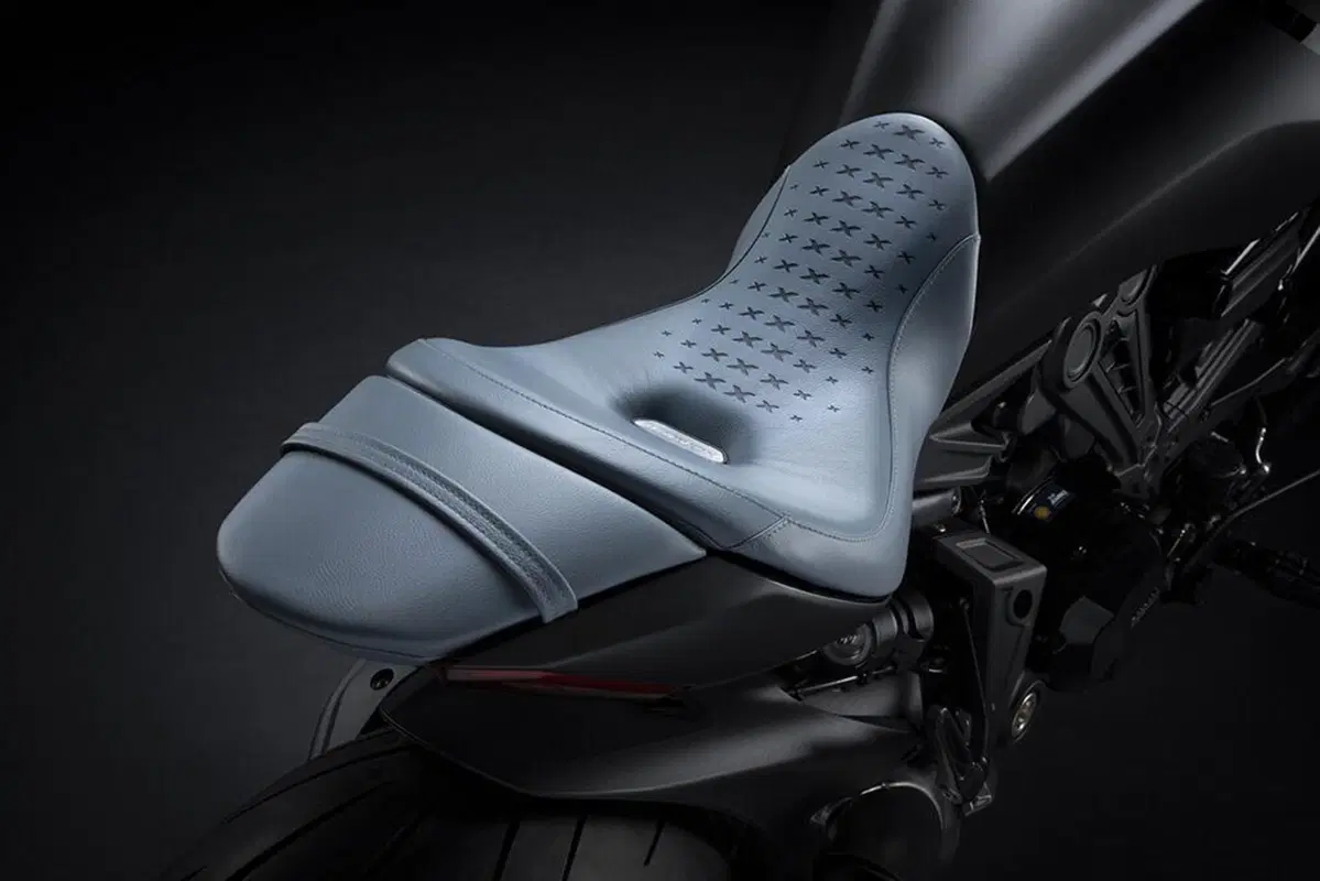 Ducati XDiavel Nera 2022. L'unveiling da Poltrona Frau a Milano (10)