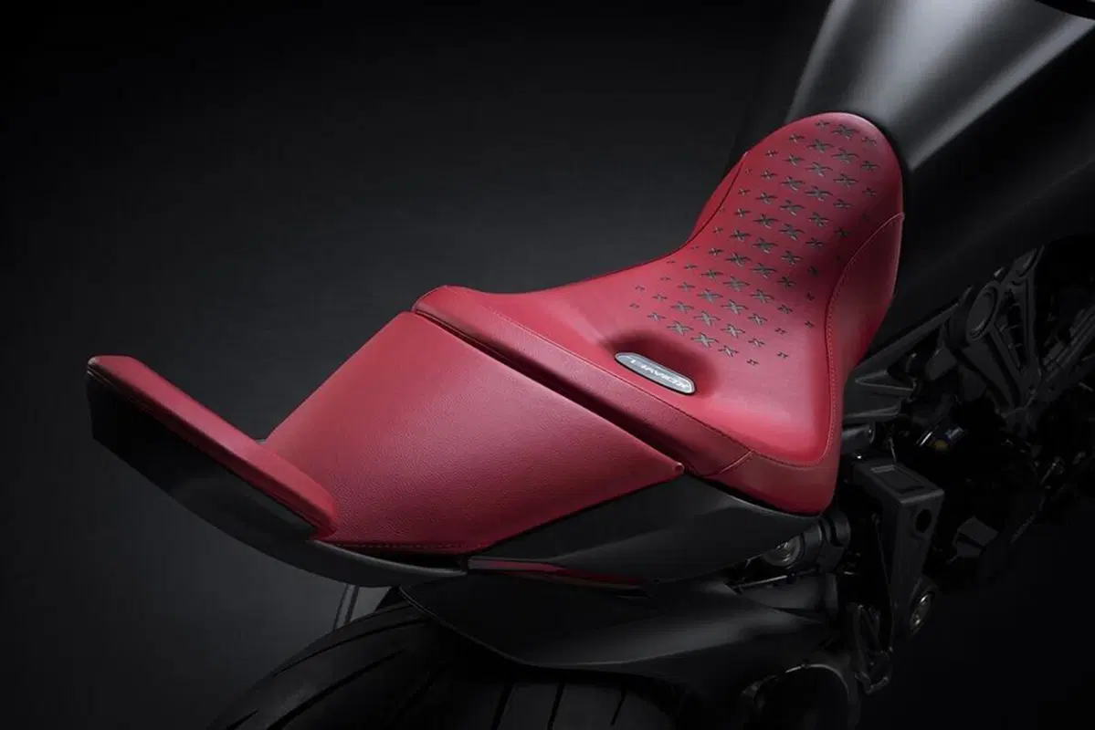 Ducati XDiavel Nera 2022. L'unveiling da Poltrona Frau a Milano (16)