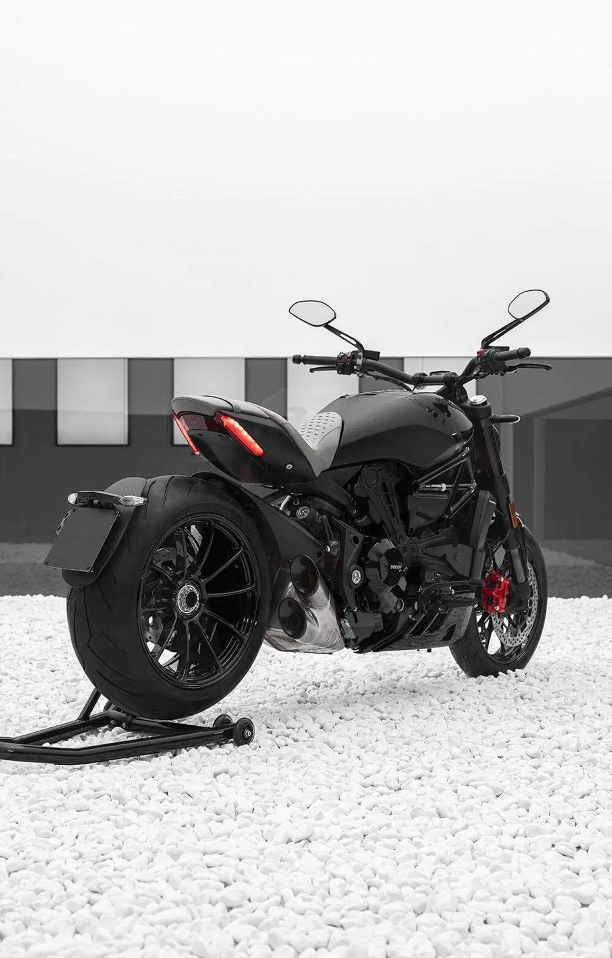 Ducati XDiavel Nera 2022. L'unveiling da Poltrona Frau a Milano (30)