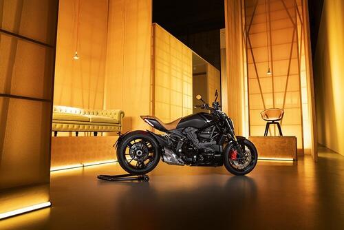 Ducati XDiavel Nera 2022. L'unveiling da Poltrona Frau a Milano (2)