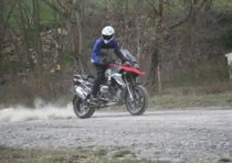 &amp;Egrave; diminuita l&amp;rsquo;attitudine all&amp;rsquo;offroad della nuova GS: colpa pi&amp;ugrave; che altro dei larghi pneumatici, perfetti su asfalto ma in difficolt&amp;agrave; sul brecciolino
