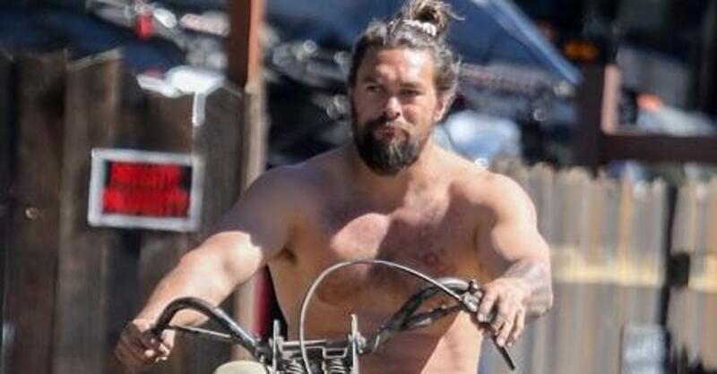 Jason Momoa, sulla Harley a torso nudo