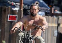 Jason Momoa, sulla Harley a torso nudo