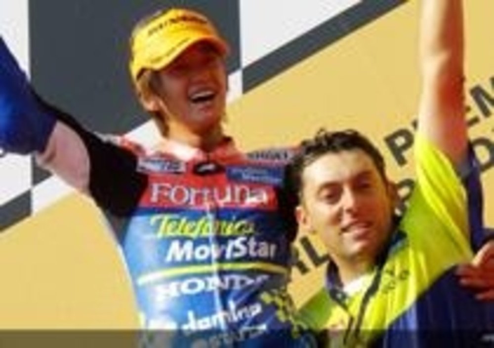 Kato festeggia sul podio dell&#039;Estoril con il capotecnico Fabrizio Cecchini
