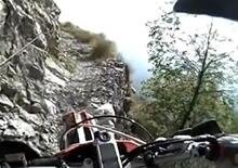 Sfida alle vertigini con la moto da enduro [VIDEO VIRALE]