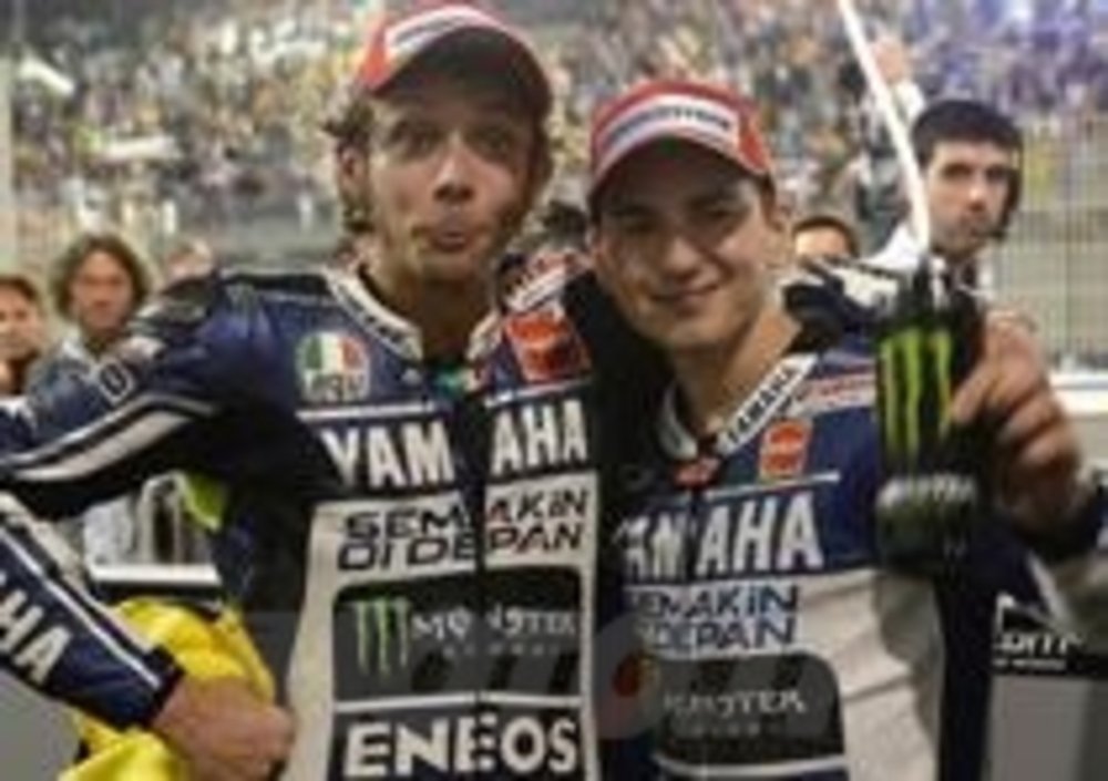 Rossi e Lorenzo sorridenti dopo la conquista del podio in Qatar
