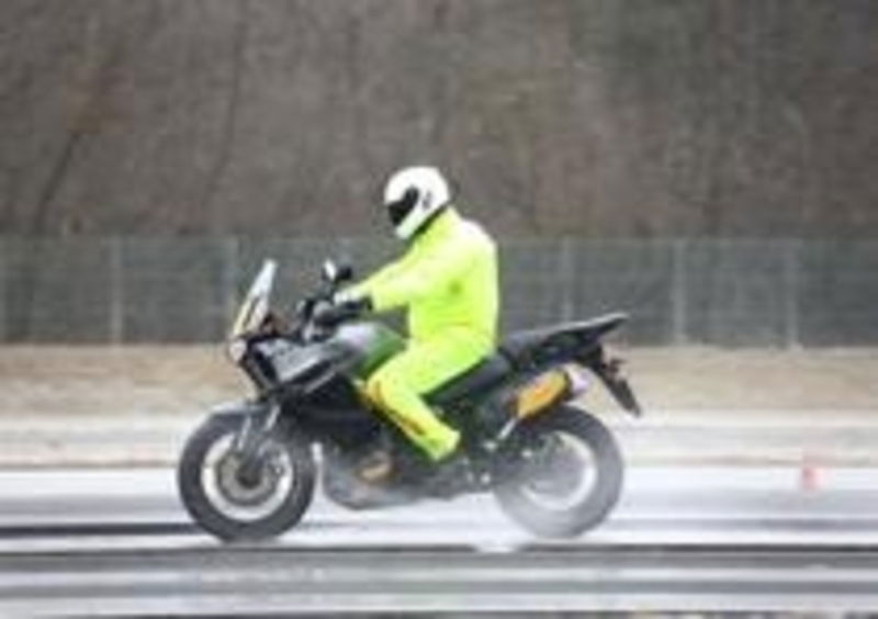 La Yamaha durante il test di frenata da 80 km/h sul bagnato
